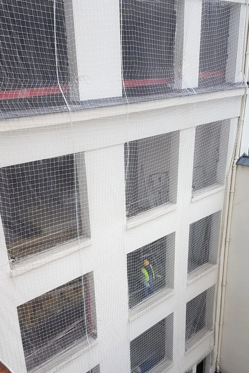 Secur'Filets installation de filets de sécurité verticaux en façade